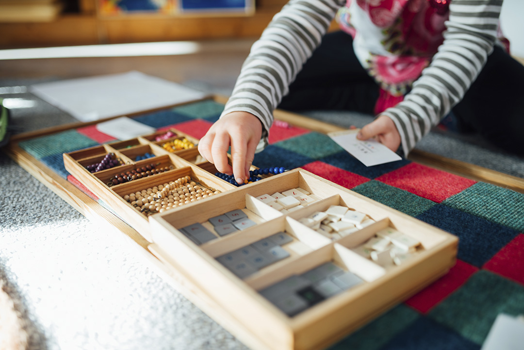 Enfant apprenant à travers la méthode Montessori